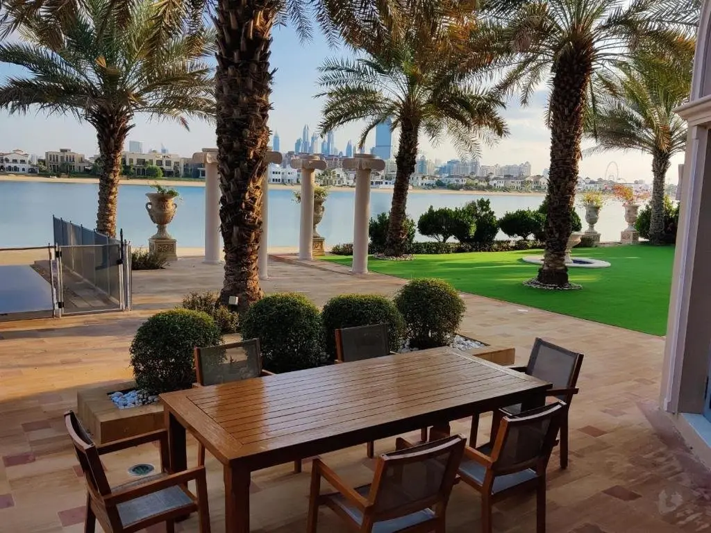 Palm's Largest Beachfront Estate — фото 1