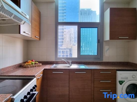 Дубай: Nice Studio in Marina w/ Balcony & Pool View