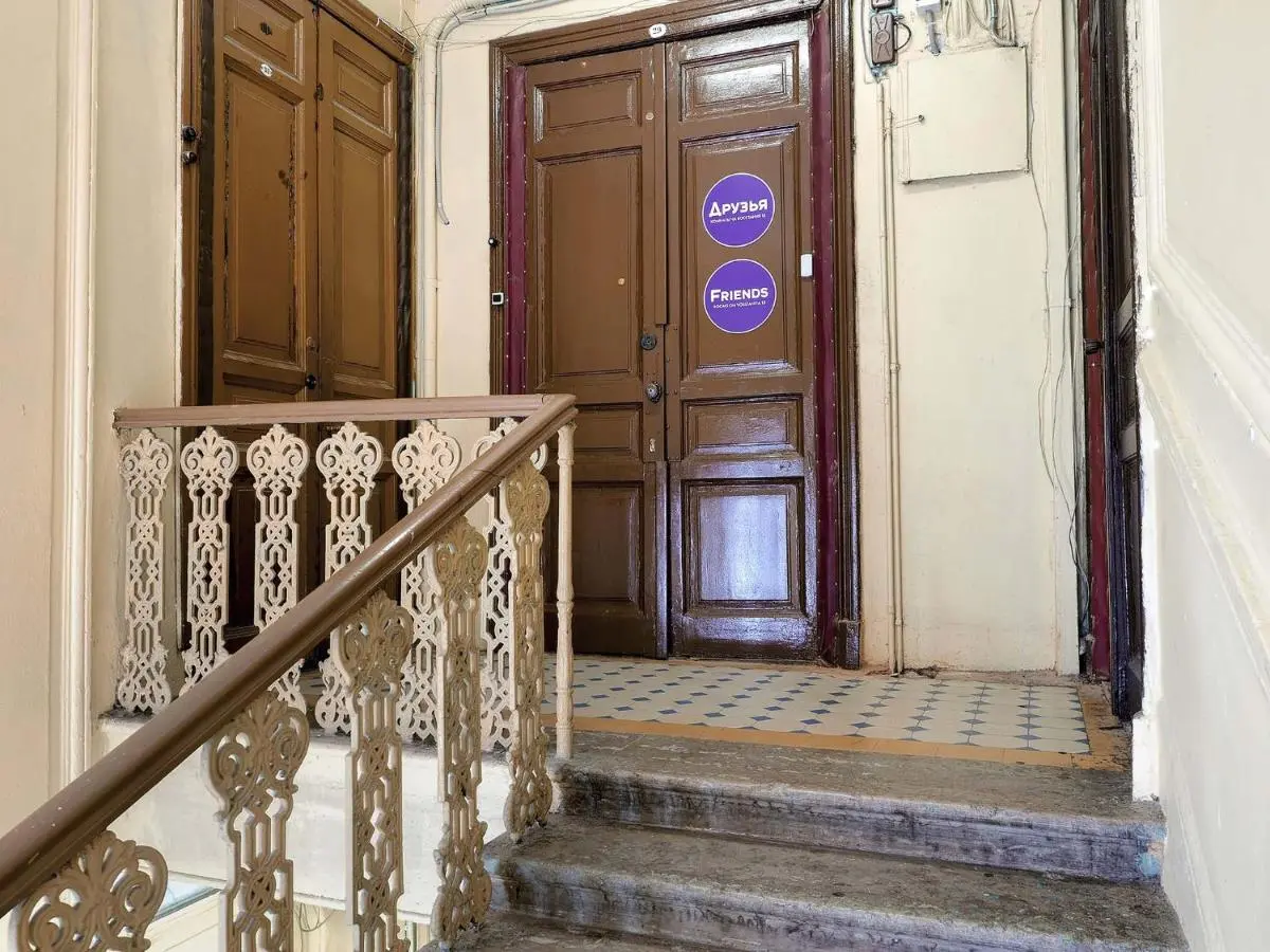 Санкт-Петербург: Friends Rooms on Vosstaniya