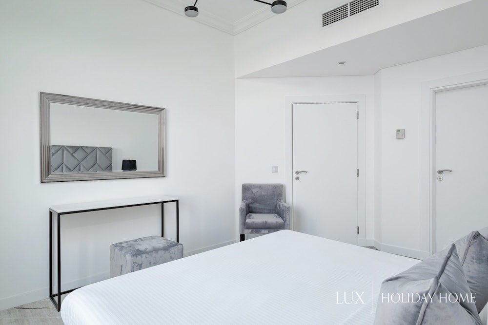 Дубай: LUX - The Shoreline Beach House