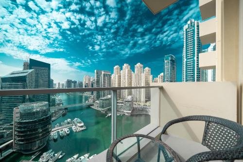 Дубай: Luton Vacation Homes - Address Dubai Marina Stylish Studio, Marina View