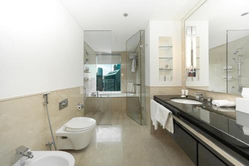 Дубай: Luton Vacation Homes - Address Dubai Marina Stylish Studio, Marina View
