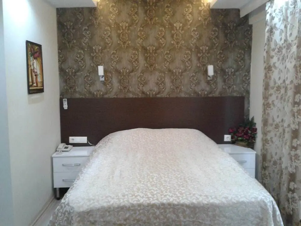 Боябат: Mentes Otel