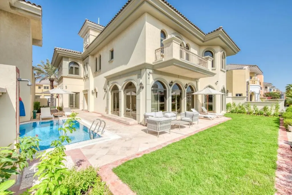SOL Living - Exquisite 5BR Garden Villa w/Pool & Beach in Palm — фото 1