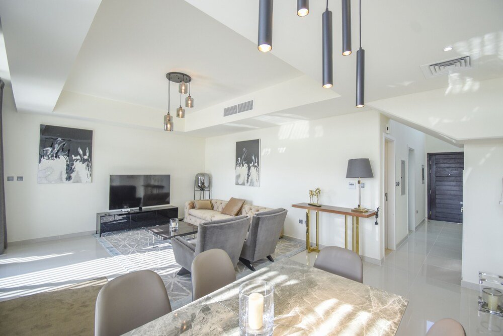 Дубай: Spacious Luxury Villa With Pool and gym in Dubai