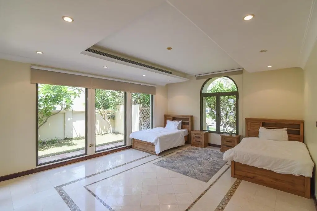 Дубай: Beautiful Palm Villa with Private Beach & Pool