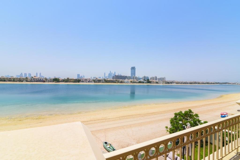 Дубай: Beautiful Palm Villa with Private Beach & Pool