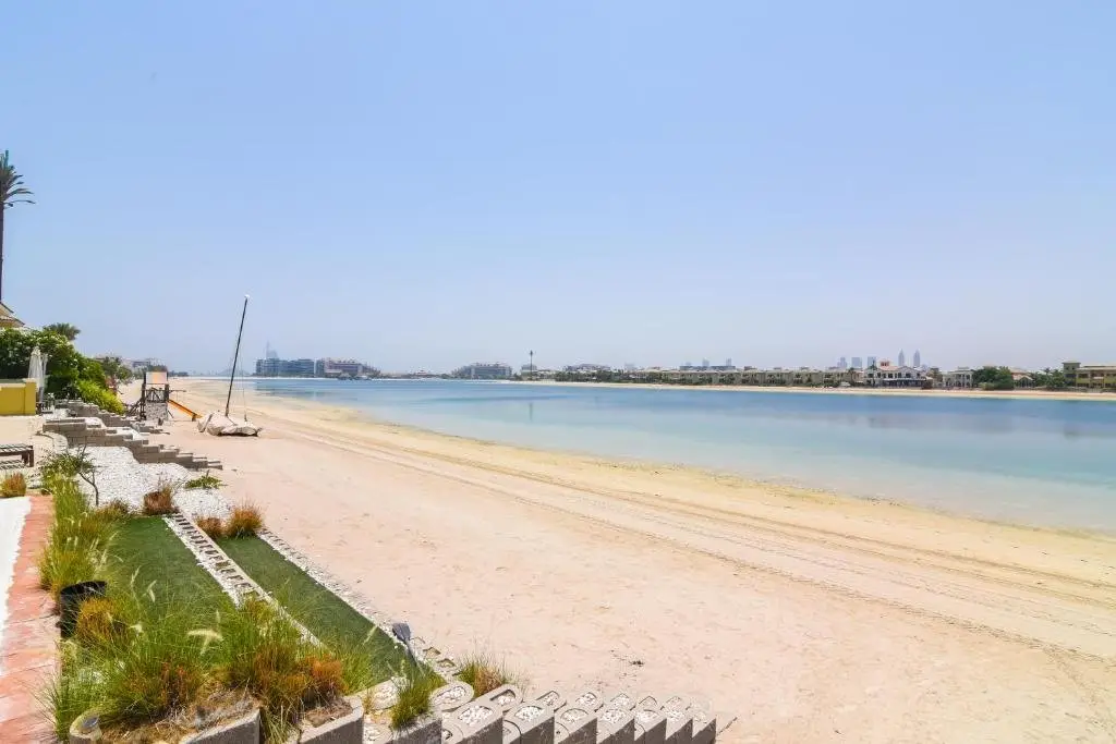 Дубай: Beautiful Palm Villa with Private Beach & Pool