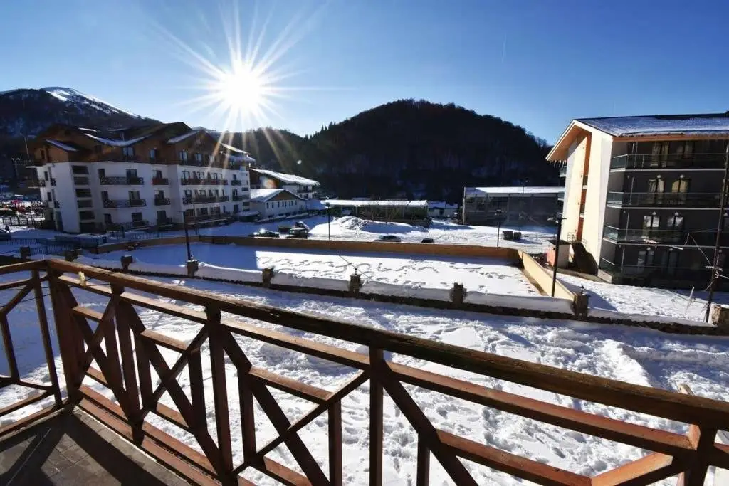 Бакуриани: Sunny apt With balcony in the heart of Bakuriani