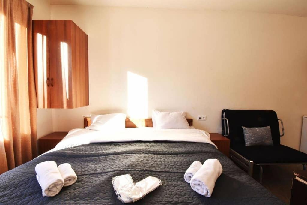 Бакуриани: Sunny apt With balcony in the heart of Bakuriani