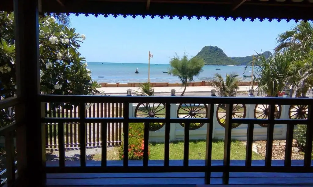 Прачуапкхирикхан: Seesea Thai Wooden House on Beachfront