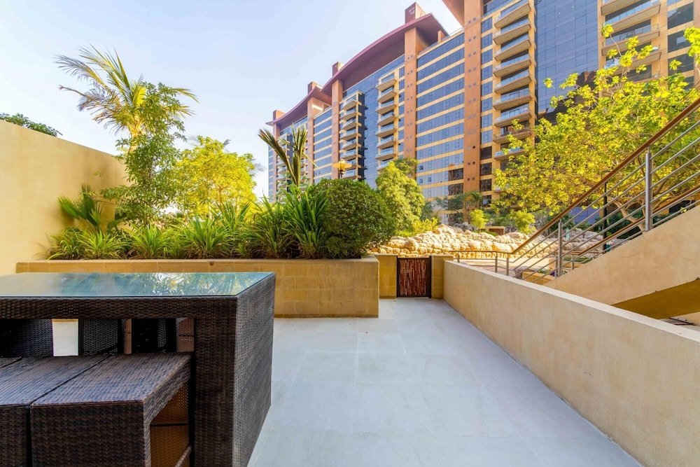 Luxury Urban Chic Apt on Palm w Prvt Beach Access — фото 1