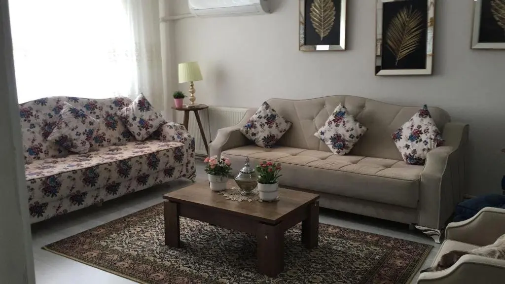 Измир: 100m2 Apartment, Central Location, Free Parking