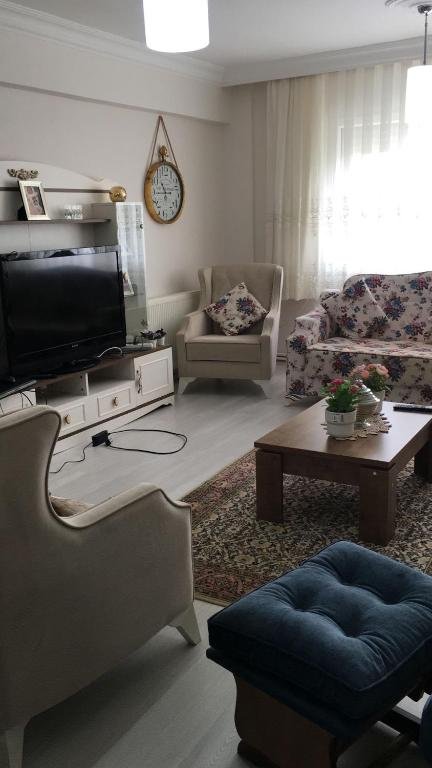 Измир: 100m2 Apartment, Central Location, Free Parking
