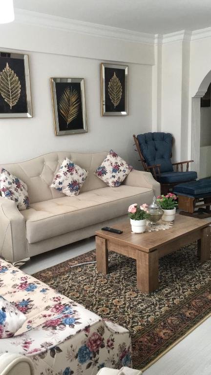 Измир: 100m2 Apartment, Central Location, Free Parking