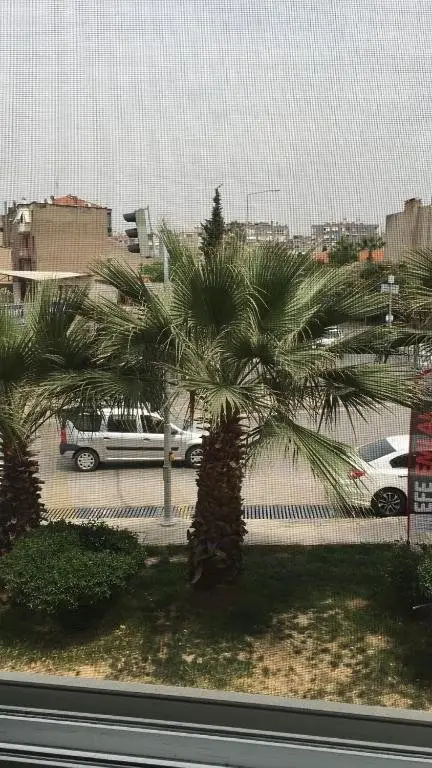 Измир: 100m2 Apartment, Central Location, Free Parking