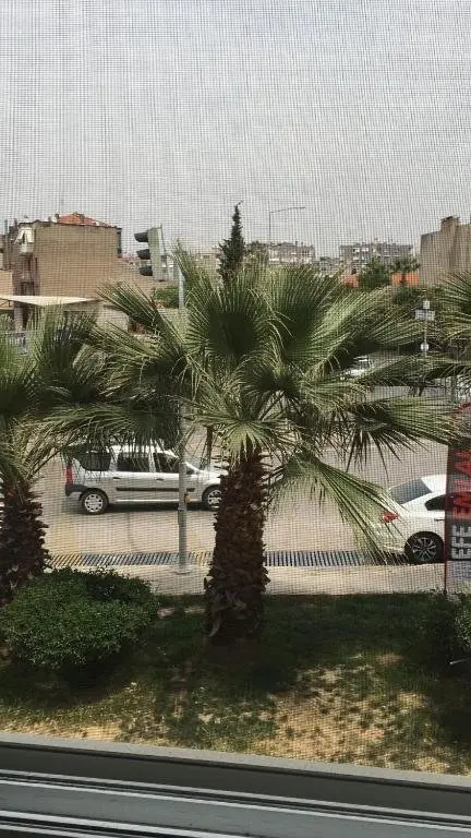 Измир: 100m2 Apartment, Central Location, Free Parking