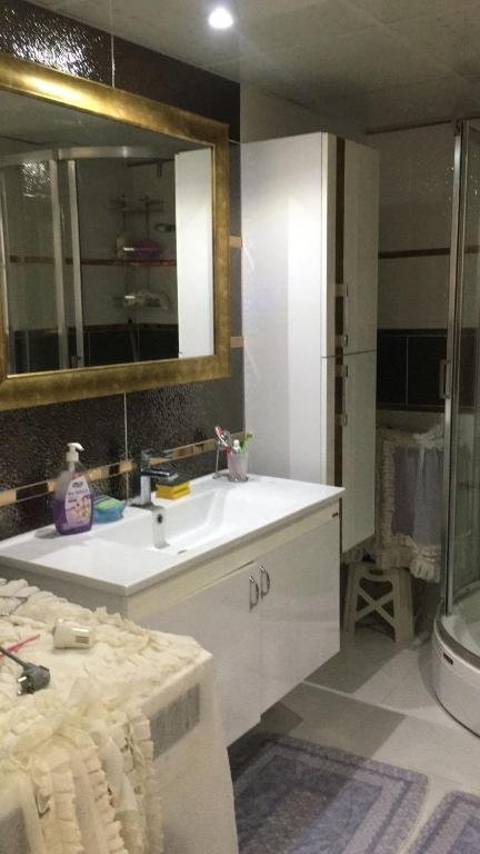 Измир: 100m2 Apartment, Central Location, Free Parking