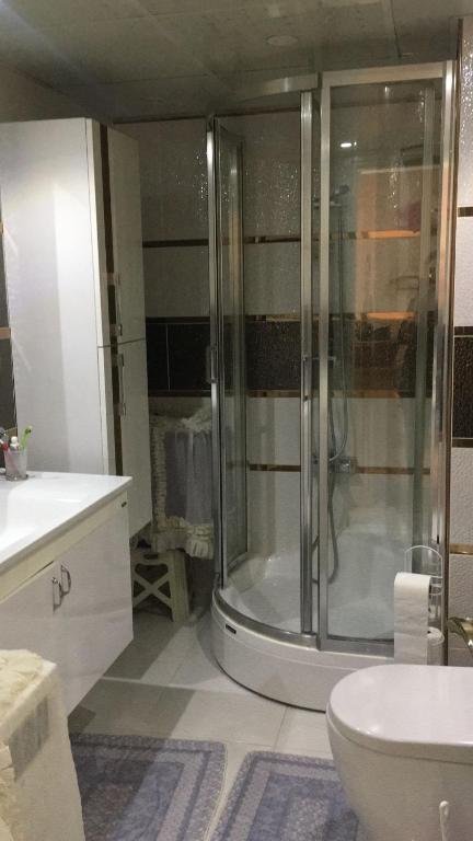 Измир: 100m2 Apartment, Central Location, Free Parking