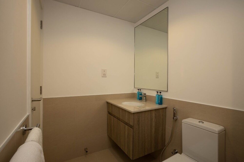 Дубай: Modern 1 BR in Town Square Park Bnbmehomes