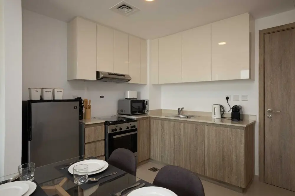 Дубай: Modern 1 BR in Town Square Park Bnbmehomes