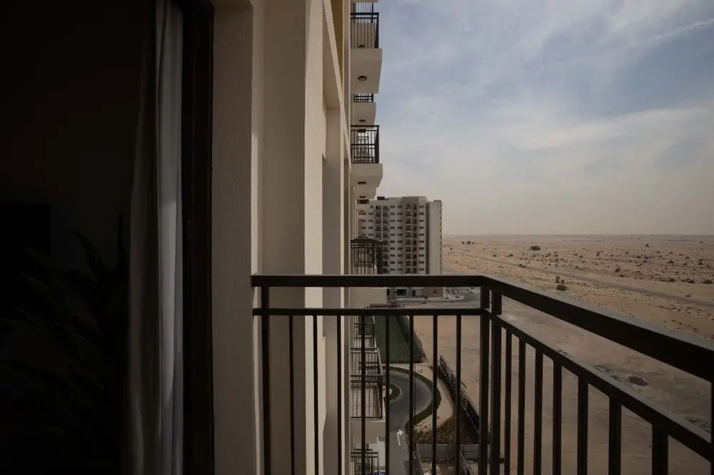 Дубай: Modern 1 BR in Town Square Park Bnbmehomes