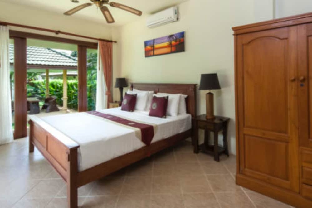 Самуи: 3 Bedroom Pool Villa 20 seconds from Samrong beach front