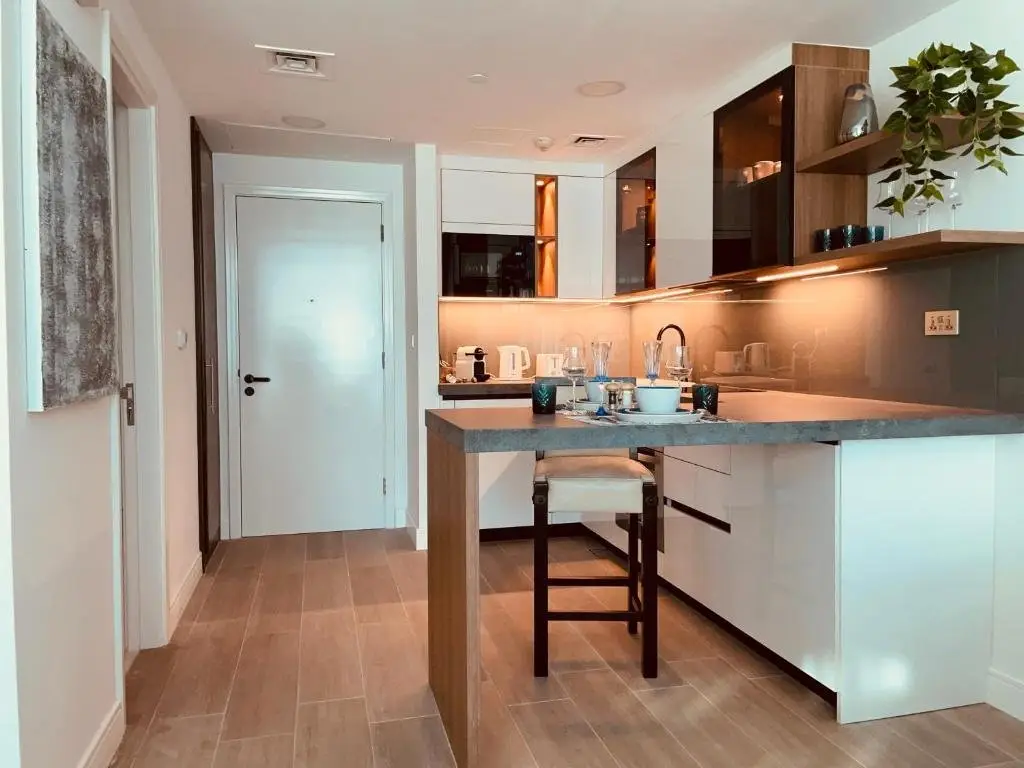Дубай: Luxury new apartment on the metro, facing Dubai marina.