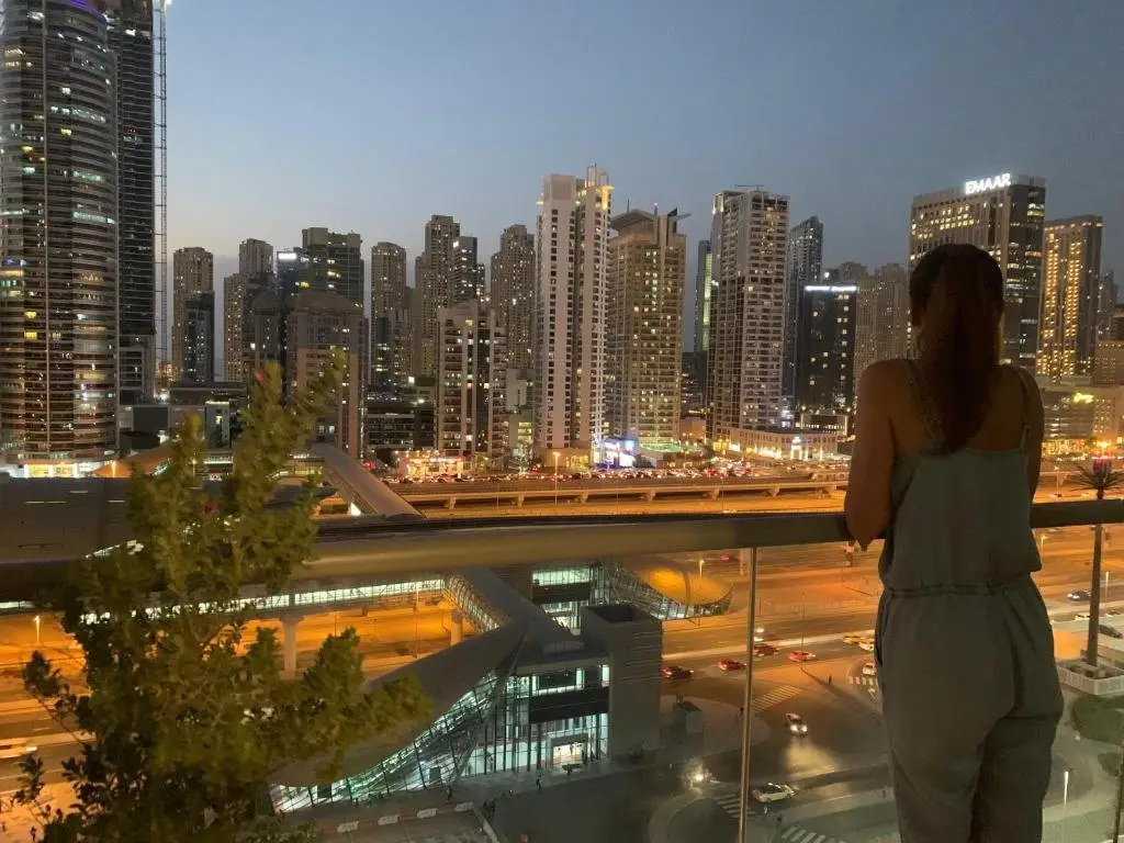 Luxury new apartment on the metro, facing Dubai marina. — фото 1