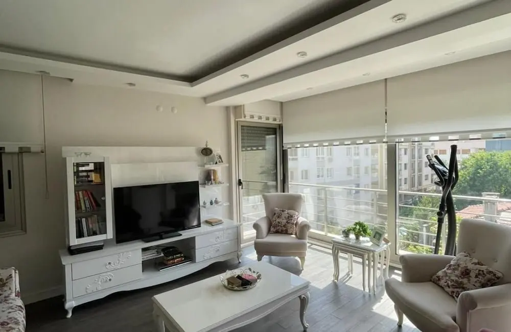 Измир: Central Apartment Near Sea With Balcony in Karsiyaka Zmir
