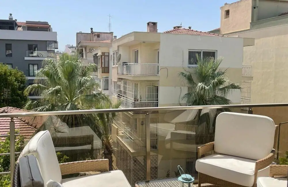 Измир: Central Apartment Near Sea With Balcony in Karsiyaka Zmir