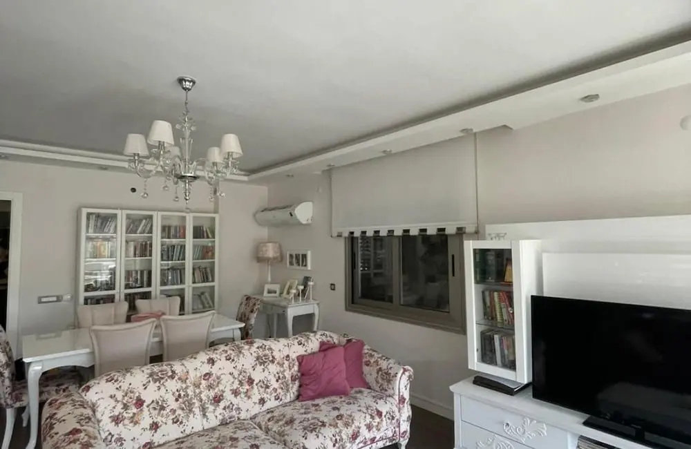 Измир: Central Apartment Near Sea With Balcony in Karsiyaka Zmir
