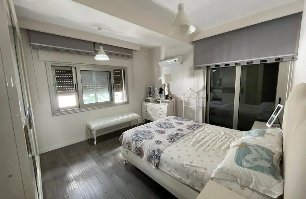 Измир: Central Apartment Near Sea With Balcony in Karsiyaka Zmir