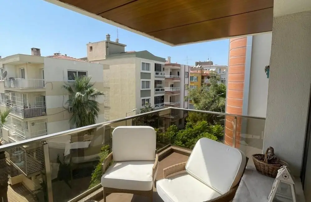 Central Apartment Near Sea With Balcony in Karsiyaka Zmir — фото 1