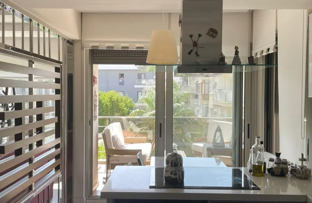Измир: Central Apartment Near Sea With Balcony in Karsiyaka Zmir