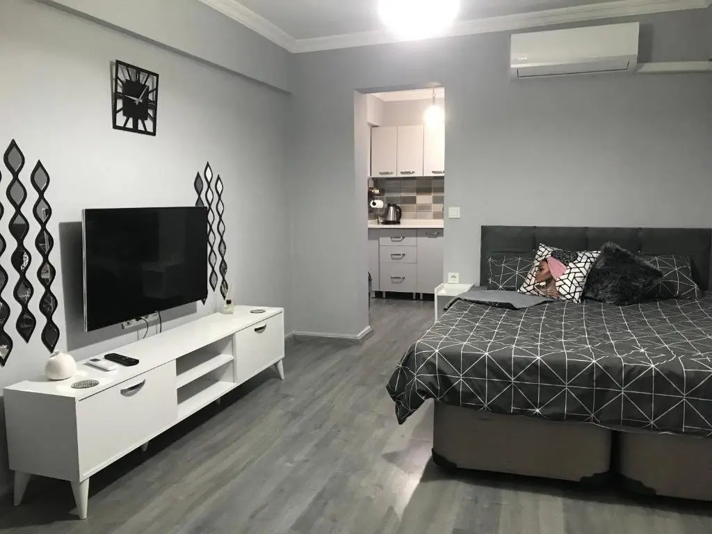 Мармарис: Lovely studio in excellent central location 1 min walk to beach with air/con