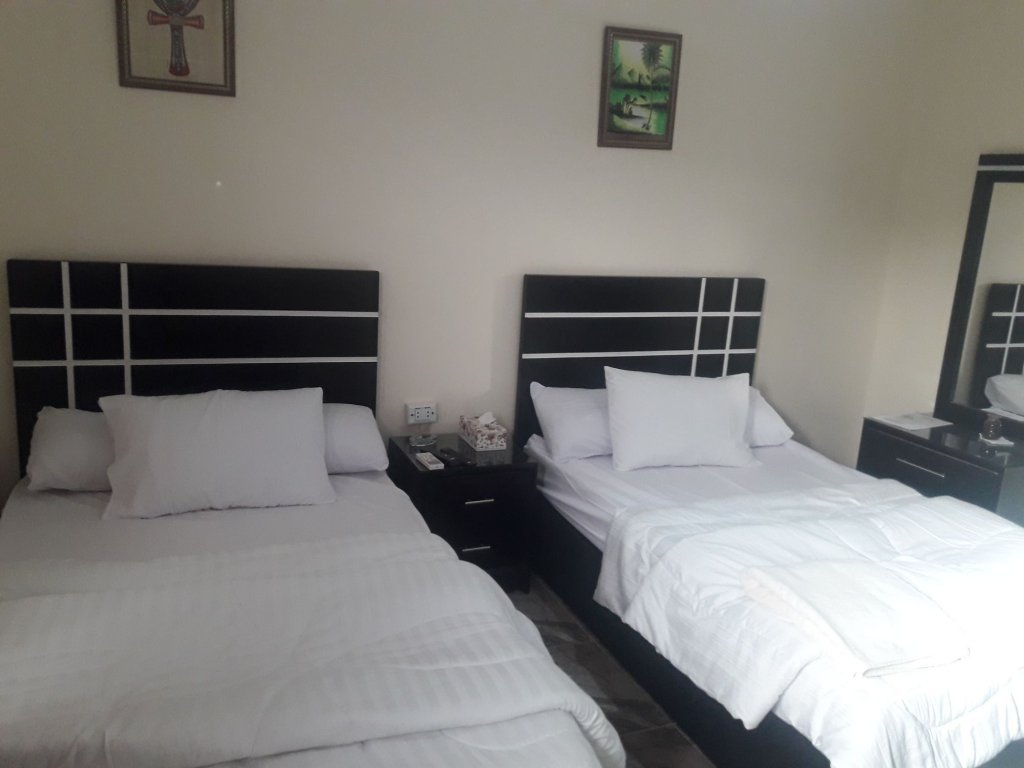 Гиза: Three Giza pyramids inn