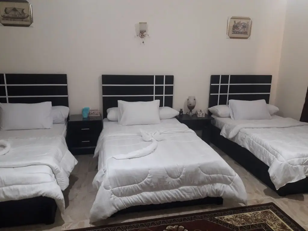 Гиза: Three Giza pyramids inn