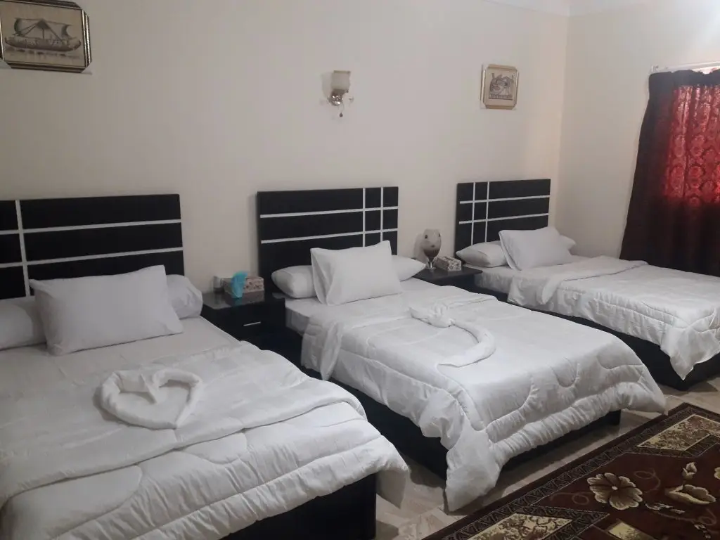 Гиза: Three Giza pyramids inn