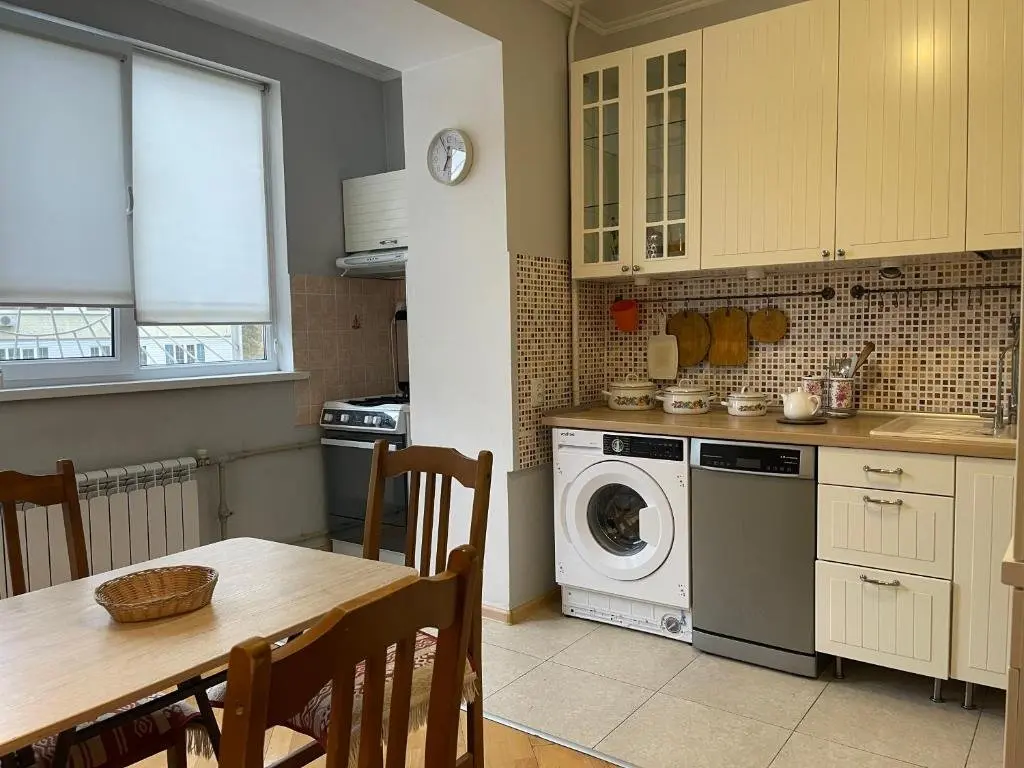 Алматы: Lovely 3 bedroom apartment with free parking