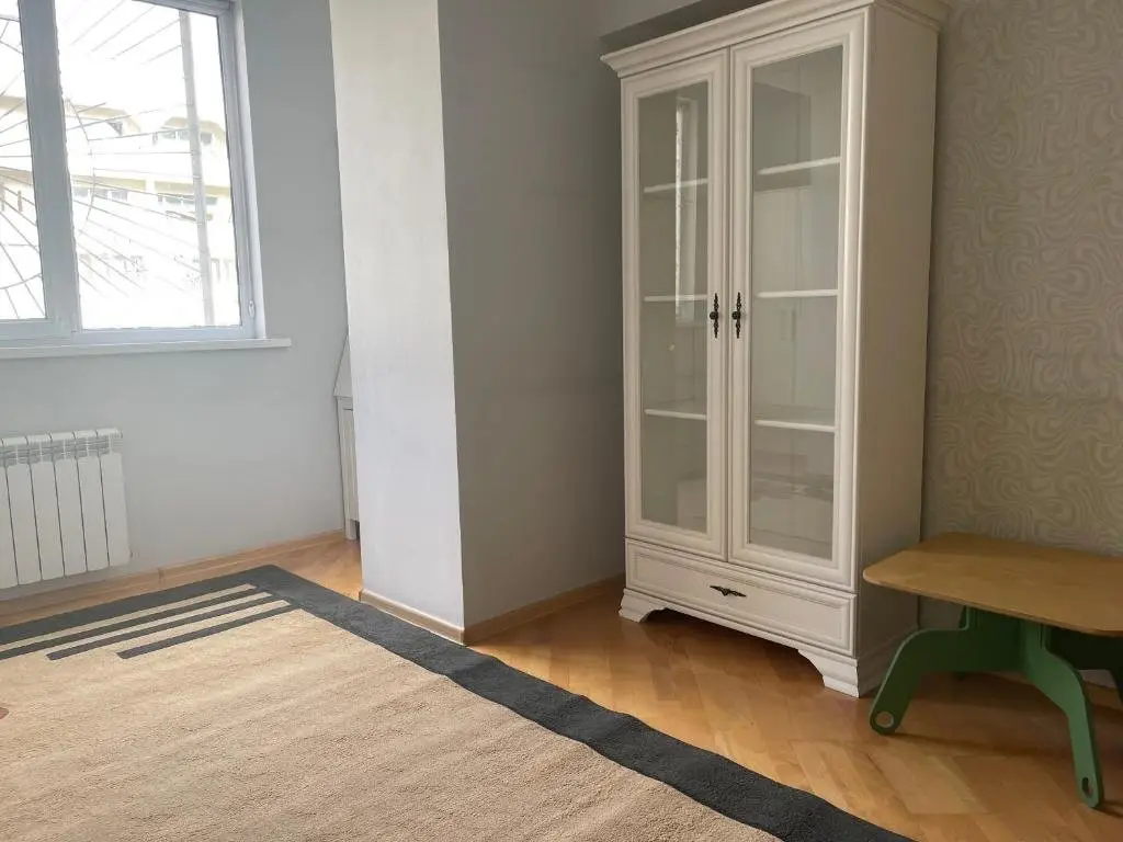 Алматы: Lovely 3 bedroom apartment with free parking