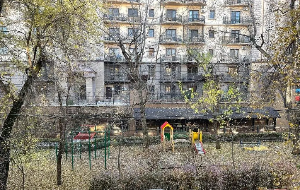 Алматы: Lovely 3 bedroom apartment with free parking