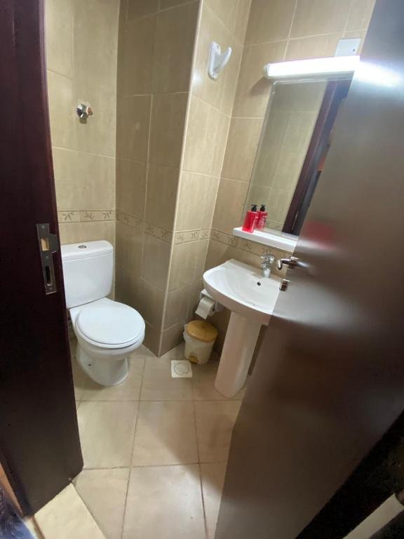Аджман: Lovely 1-Bedroom Apartment with Free Parking on Premises