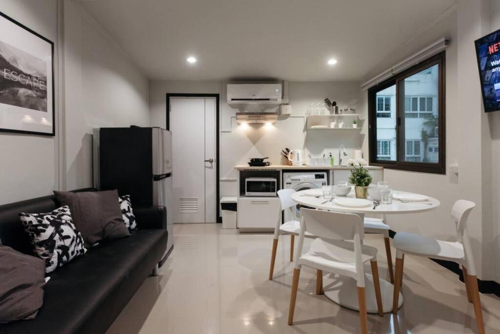 Бангкок: S3 Silom26 · S3 Silom central, large room, full kitchen, WIFI,