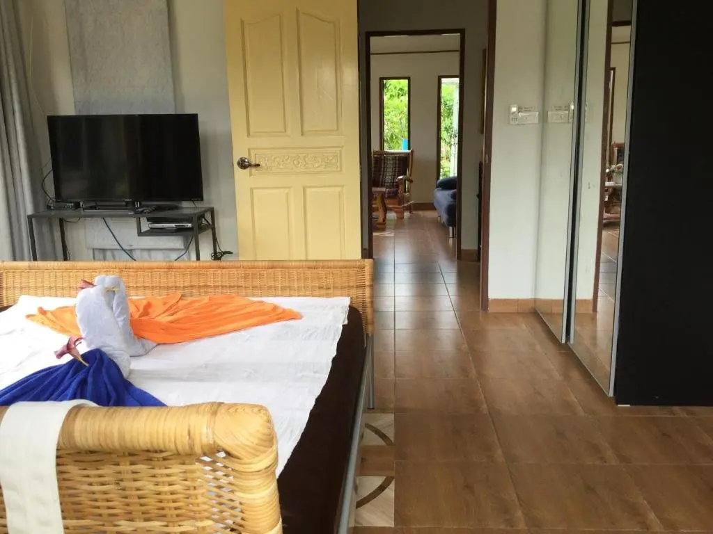 Клаенг: Vacation House with tropical garden and private pool