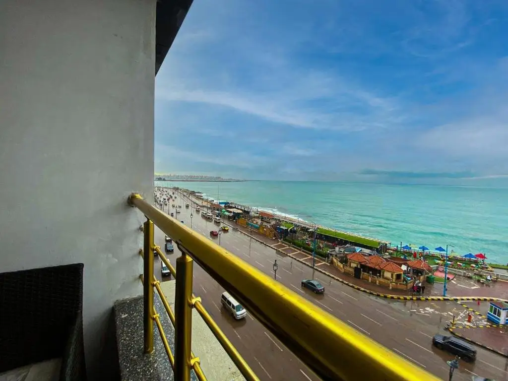Александрия: Stunning 3 BED APT Beach front Panoramic View ALEX