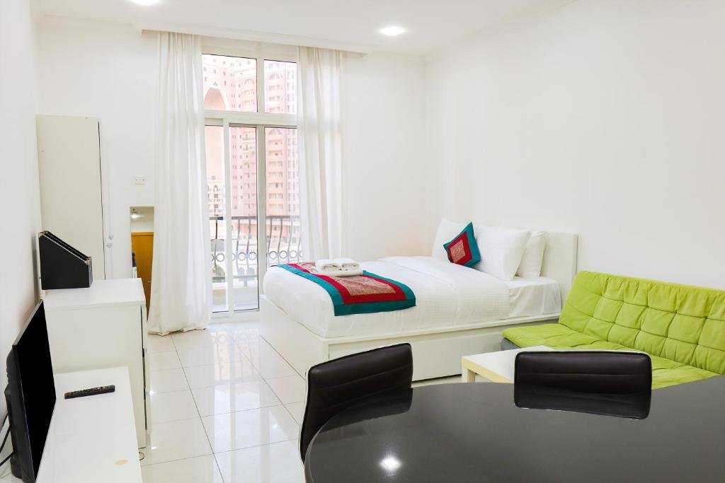 Signature Holiday Homes - Furnished Studio in Spring Oasis — фото 1