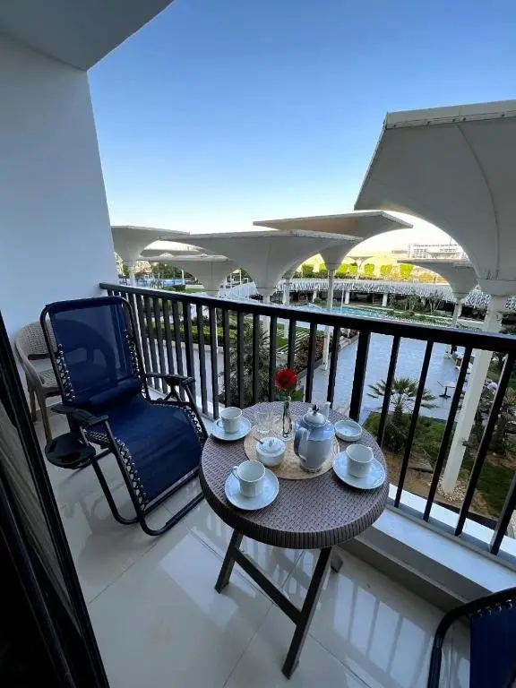 Каир: Elegant Duplex with Pool Frontauc