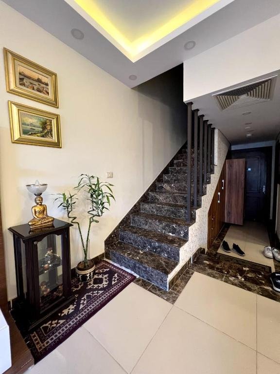 Каир: Elegant Duplex with Pool Frontauc