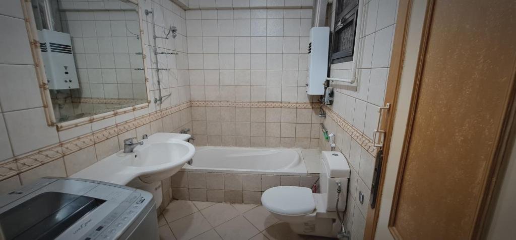 Каир: Comfy 3 Bedrooms Apartment in Cairo 87